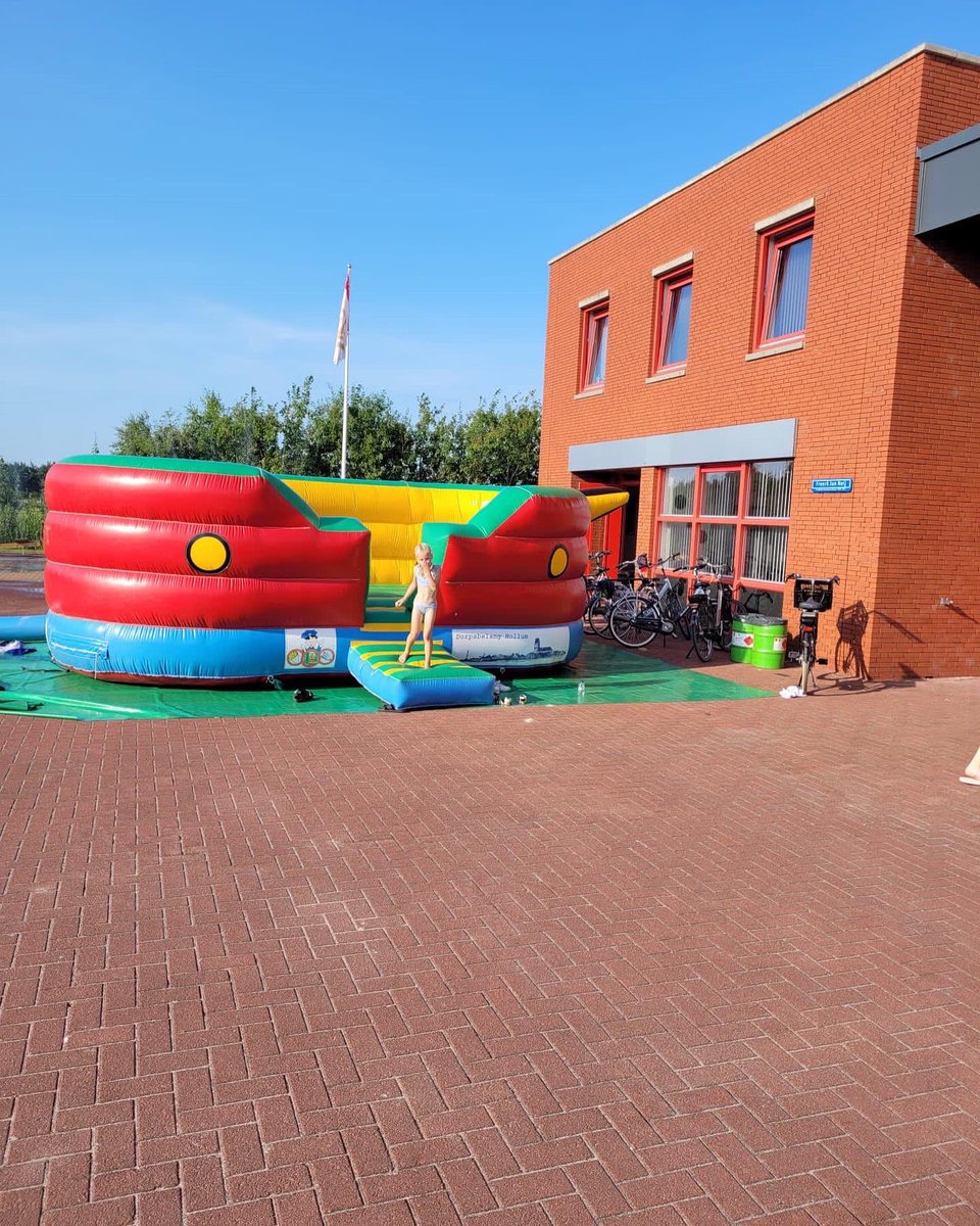 BrandweerHollum's tweet photo. Wij hebben een super leuke familiedag gehad vandaag. Met de hele blusploeg incl aanhang en kinds hebben we eerst een speurtocht door het dorp gehouden. Naast alle spelletjes waren er natuurlijk koude drankjes een heerlijke BBQ verzorgd door Bravo. De colaploeg houdt de wacht.🚒😉 https://t.co/2PszACYRY8
