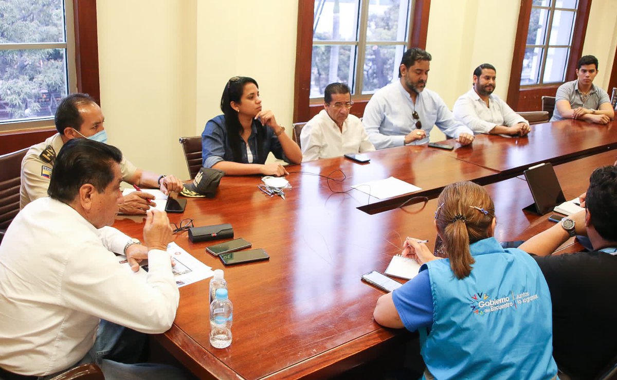 DHumanoEc's tweet photo. #Guayaquil | Tras lo ocurrido en el sector #CristoDelConsuelo, de manera inmediata, el equipo del #MIES se activó y participó en la reunión del Puesto de Mando Unificado de la @goberguayasec, para el despliegue de acciones sociales hacia las familias vulnerables afectadas. https://t.co/xUP8IDe1Ci