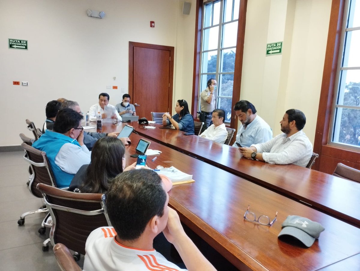 DHumanoEc's tweet photo. #Guayaquil | Tras lo ocurrido en el sector #CristoDelConsuelo, de manera inmediata, el equipo del #MIES se activó y participó en la reunión del Puesto de Mando Unificado de la @goberguayasec, para el despliegue de acciones sociales hacia las familias vulnerables afectadas. https://t.co/xUP8IDe1Ci