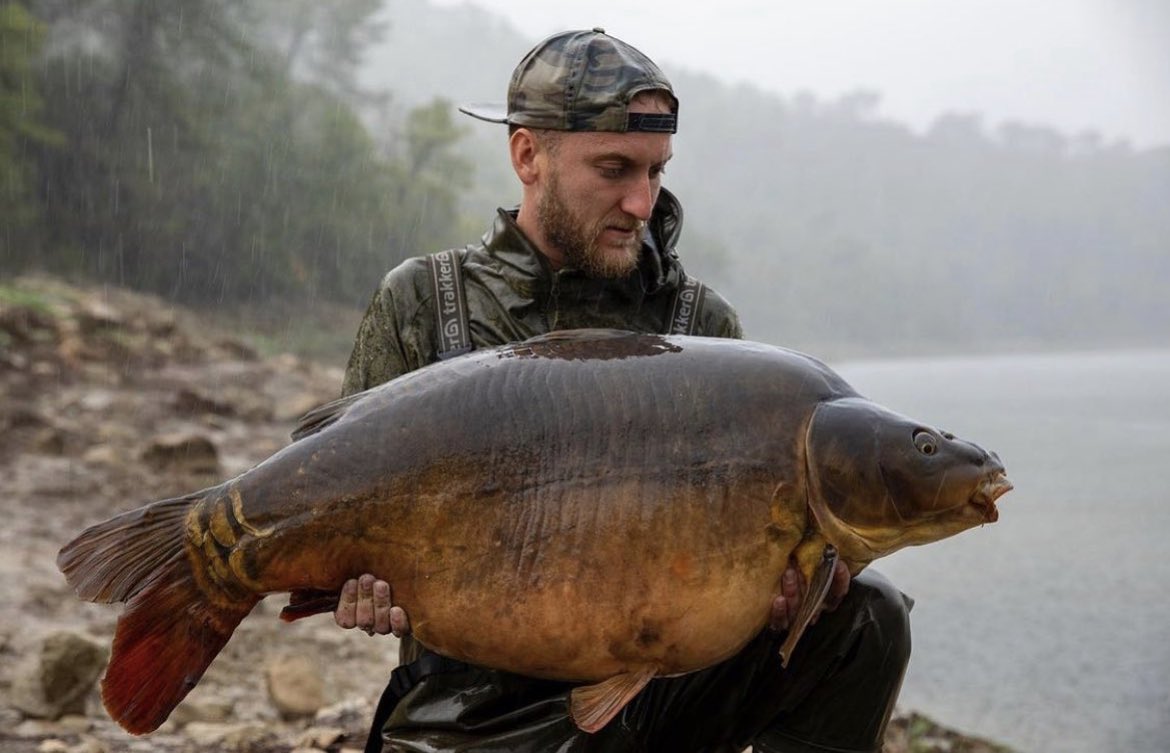 Taking a look back at This MEGA 62lb Mirror Tom had during the filming of Monster Carp, which was his 16th 60+ carp that autumn!! 👊🏻💯

Tom said that this was probably the best year carp fishing he’d ever had. Very impressive angling from our man <a href="/TomDove11/">Tom Dove</a> as always. 🔥🔥