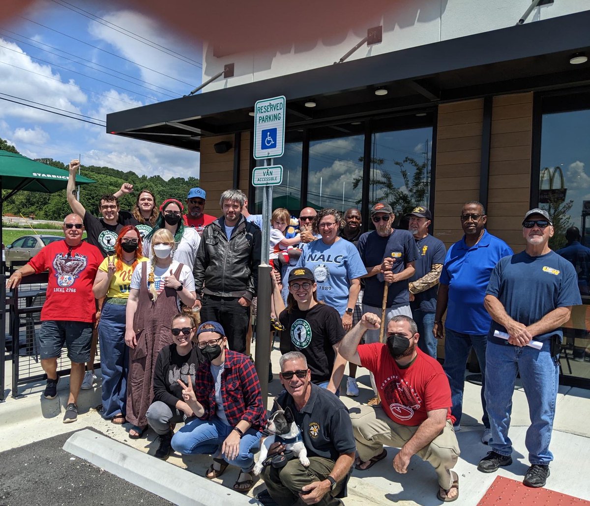 BhamDSA's tweet photo. Look 👀 at all this solidarity at today’s Scottsboro sip-in in support of @SCTstarbucks!

Thanks to members of @DSANorthAlabama, @HSVIWW and @Love_Huntsville, union siblings from @AFGENational 1858, @MachinistsUnion 2766, @IFPTE 27, @IATSE, @CWAUnion, Retired @steelworkers… https://t.co/l6VSvwFhm1