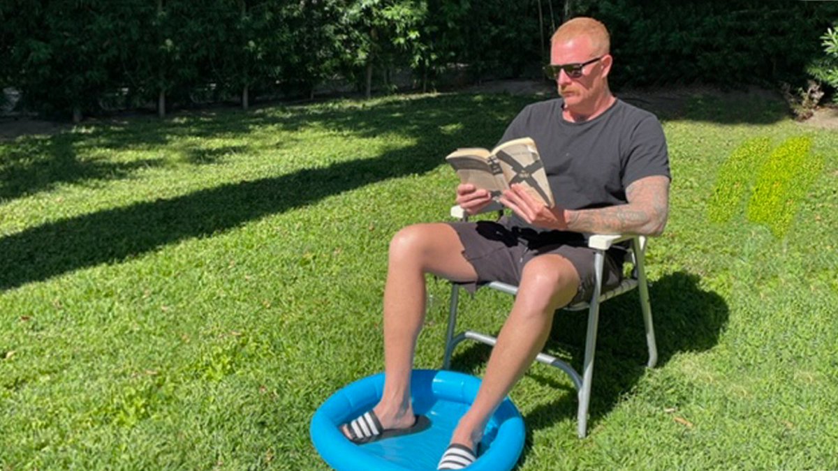 internetarchive's tweet image. Here's Max Collins of @Eve6 reading his own book, that he owns. Let's celebrate book ownership—share a selfie with your oldest book &amp;amp; tag it with the #OwnBooks hashtag. Tell us how long you’ve owned your book and why it's important to you! 
 📚 popula.com/2022/08/11/own…