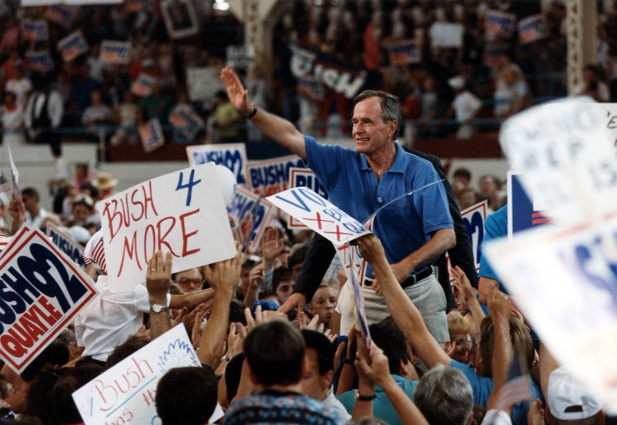 Bush41Library's tweet photo. President and Mrs. Bush tour the Illinois Farm Exposition at the Illinois State Fairgrounds and addresses the Springfield Community in Springfield, Illinois.
23 August 1992
📷Credit: George Bush Presidential Library and Museum
#bush41 #president #history https://t.co/imdYMxu11w