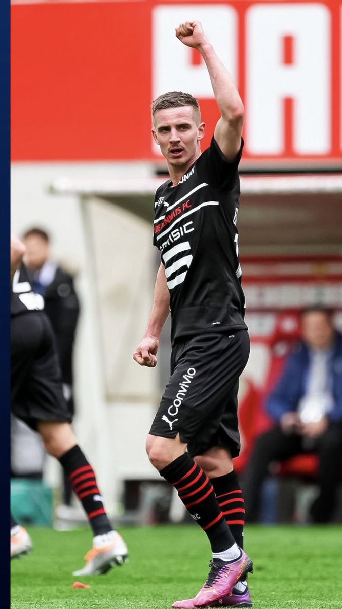 Reivax83417620's tweet photo. Cet homme a offert au @staderennais et pour certains supporters des moments extraordinaires depuis 5 ans 

Alors écrasez là ! 
Ou bien quittez ce réseau !

Respectez les valeurs les qualités de @BourigeaudB29 plutôt que de cracher sur les gens.

#SRFC #ToutDonner https://t.co/Qri6bmWdly