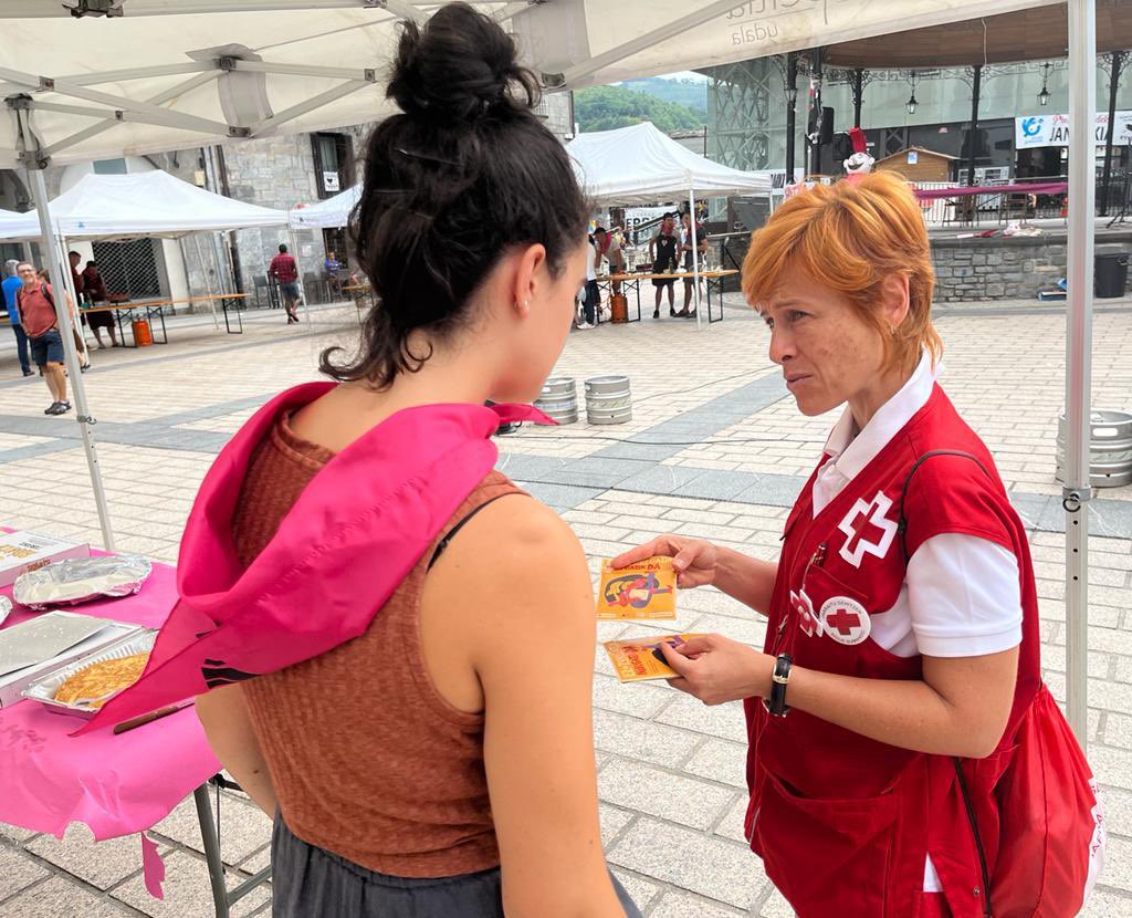 CruzRojaAzkoiti's tweet photo. Gaur gauen Azkoitiko kaleetan zehar sexu transmisio bidezko gaixotasunak sahiesteko materialak banatzen izango gara. (Mutilen zein nesken preserbatiboak eta latexko barrerak..) Animatu eta urbildu guregana. #Andramaxek https://t.co/HCNdJF7CzC