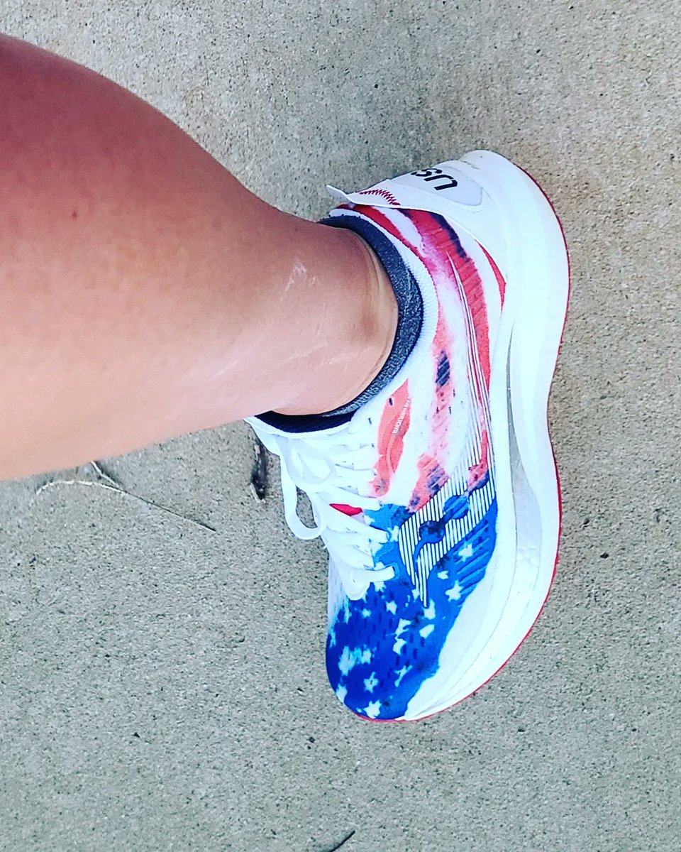 grammergorun's tweet photo. Running with the sunset Friday night 🌞 &amp; my new Saucony Endorphin speeds 👍 https://t.co/oqgP8gZ3f5