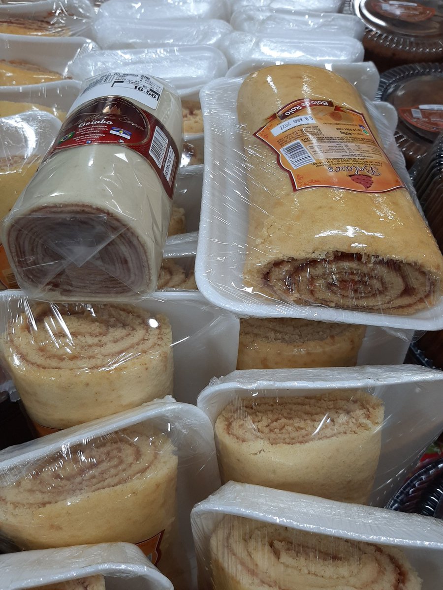 derickrscoelho's tweet photo. Aprendam, de um lado temos o real bolo de rolo (esquerda), já do outro (direita) é tudo menos bolo de rolo. Ok?
Prfv, se vc não é pernambucano, nem insista em algo diferente.
#boloderolo https://t.co/Xr7xXPjZsi