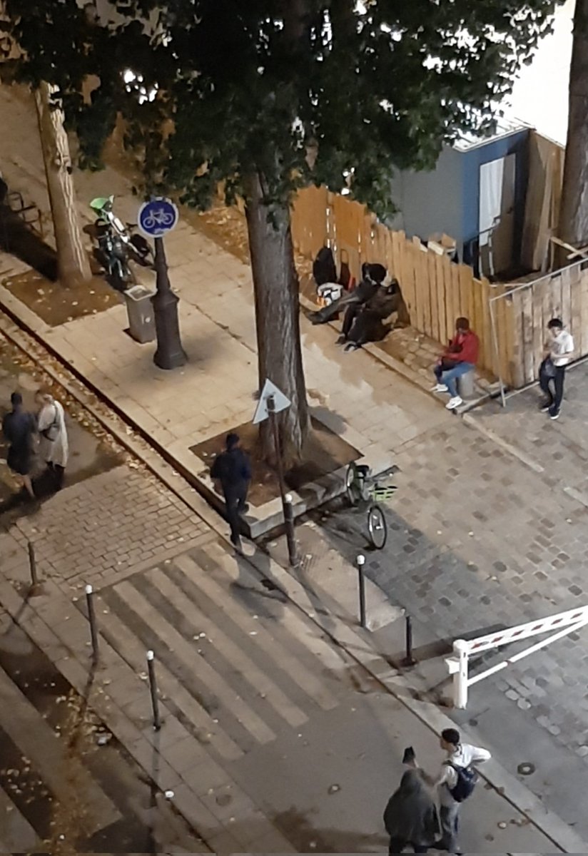 infernal_stalin's tweet photo. 22h, dégagés de la place Stalingrad, les toxs ont établi leur camp de base en bas de chez nous angle #quaidelaSeine #ruedesoissons Après la guinguette à 70db de 15h à 20h on va taper dans le dur, affronter la #crackparty @NunezLaurent 🙏 un arrêté anti-rassemblements à Stalingrad https://t.co/sKySzACvTK