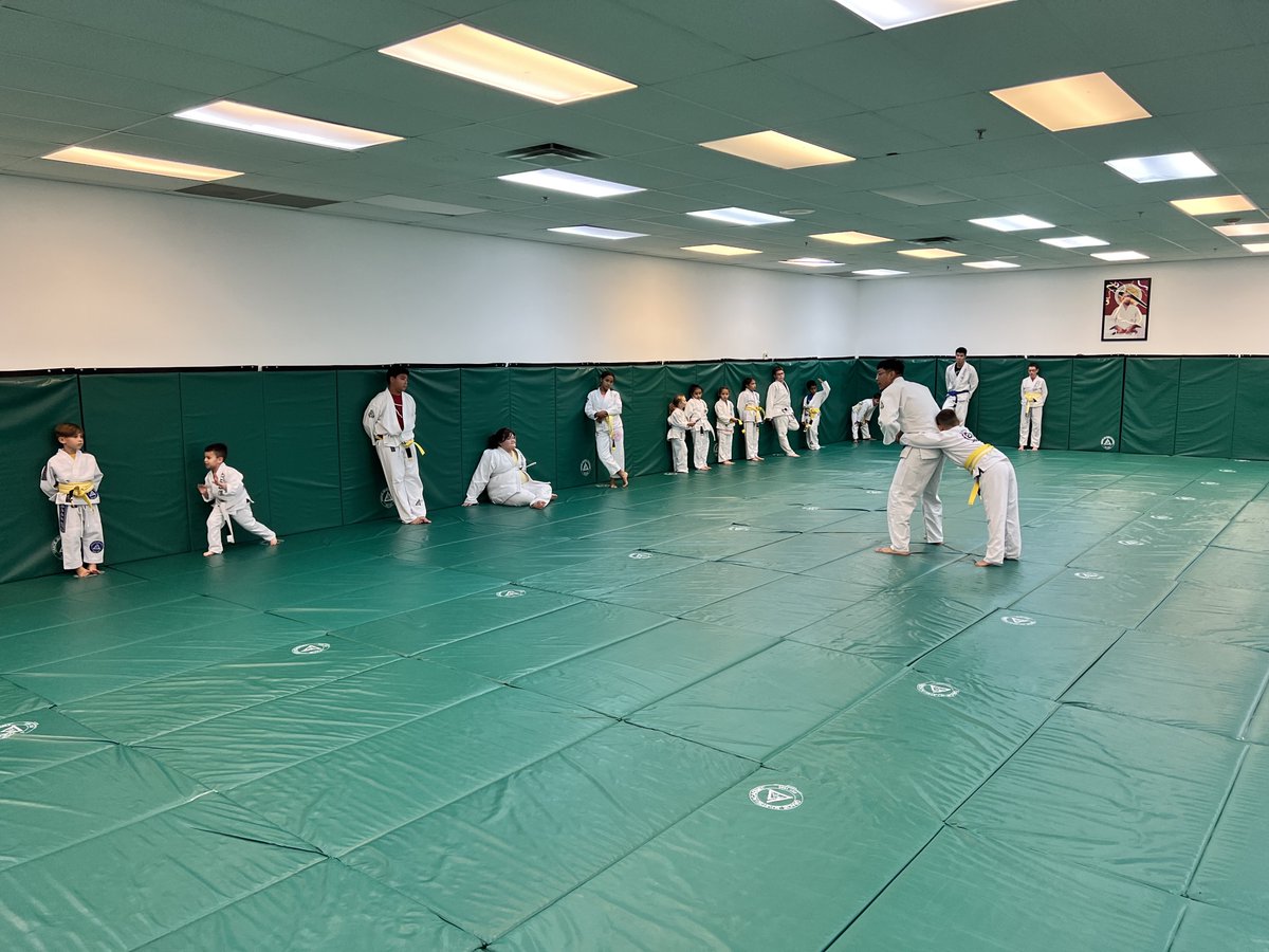 crypto_bjj's tweet photo. The right connections are vital to survival @crypto_bjj
#jiujitsu #kidsjiujitsu #financialliteracy #lessismore #LEOtraining #POSTcertified https://t.co/mvBx5nZ1EN