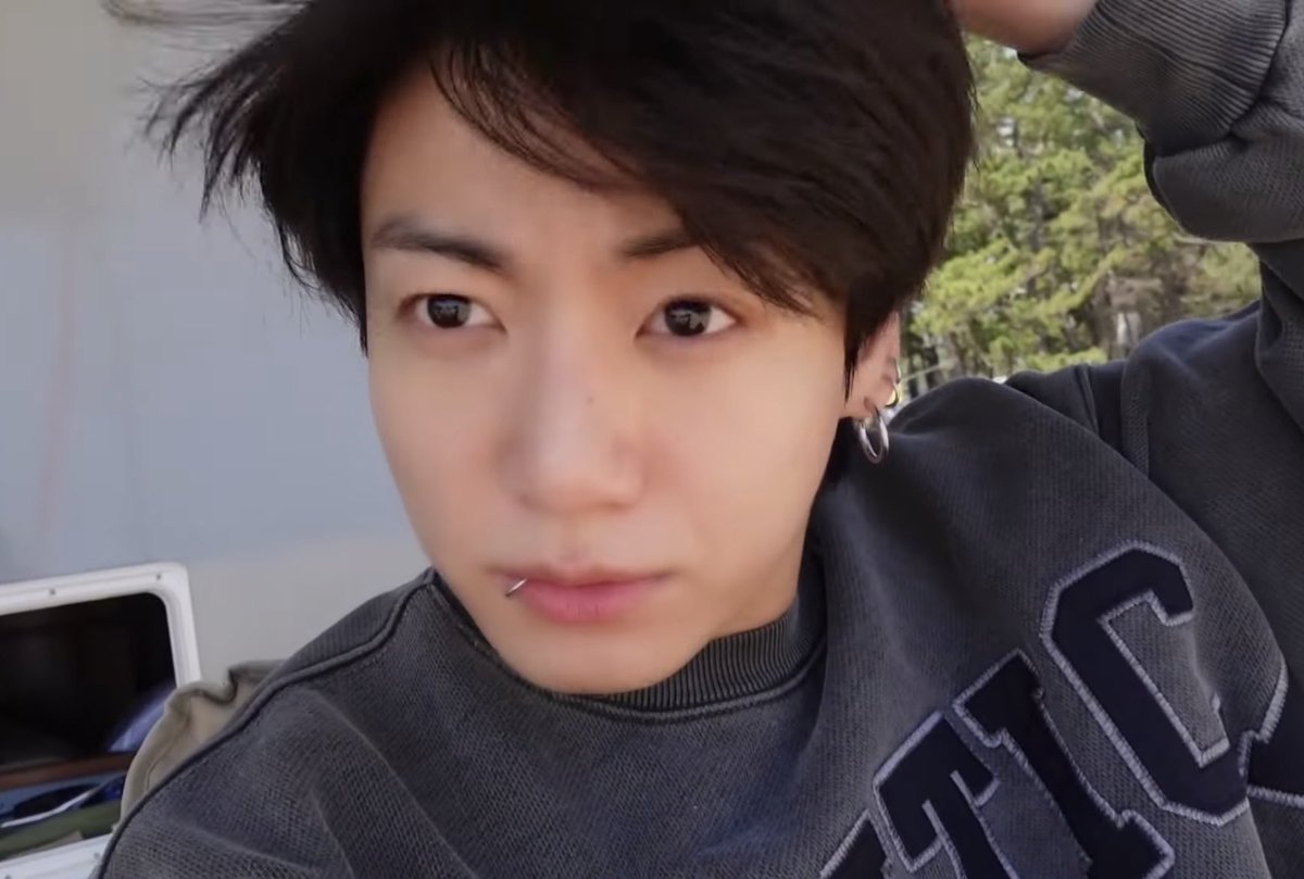 myjksafespace's tweet photo. A thread of boyfriend jungkook to feed your delulu ~

Starting with his just out of bed look: https://t.co/fY2L7Itz1b