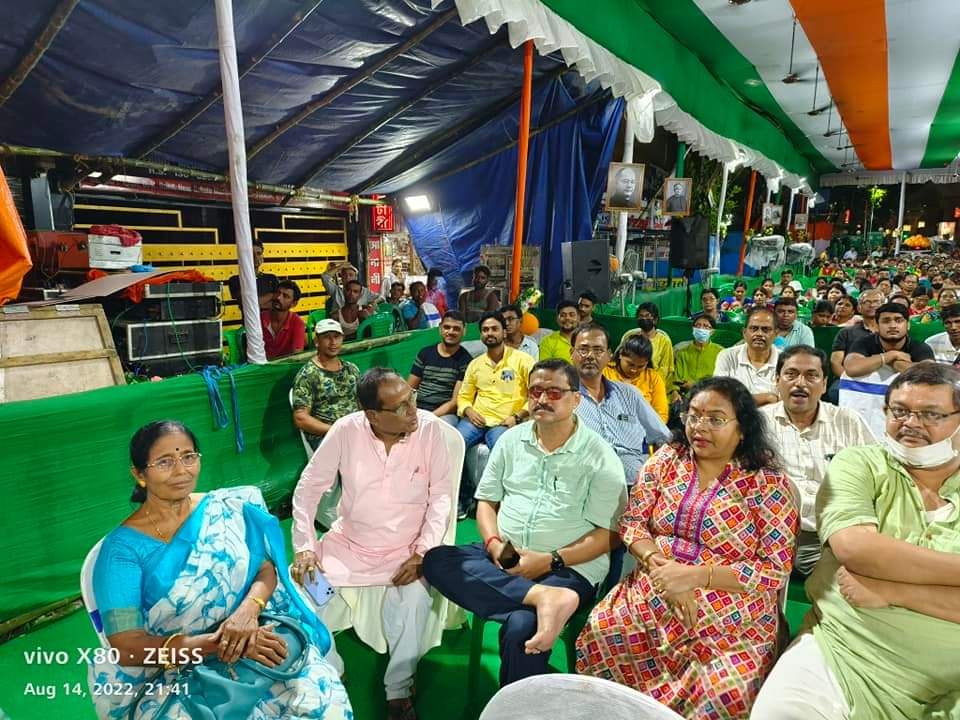 RatnaChatterje's tweet photo. এত ঝড় বৃষ্টিকে উপেক্ষা করে আজ ৭৫ তম স্বাধীনতা দিবস উদযাপন ..🇮🇳🇮🇳🇮🇳 https://t.co/QRHZHBvNrE