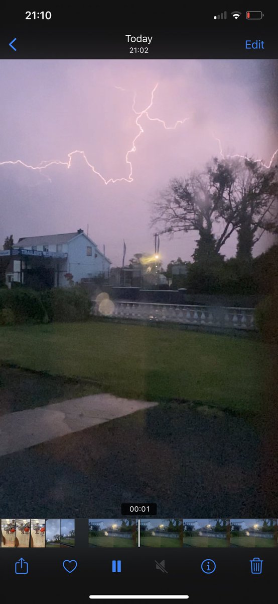 Mark_Gibbons1's tweet photo. Wow!!! Big bolts!

#lightning #Ireland #Thunderstorm https://t.co/LnRBo46Yfa
