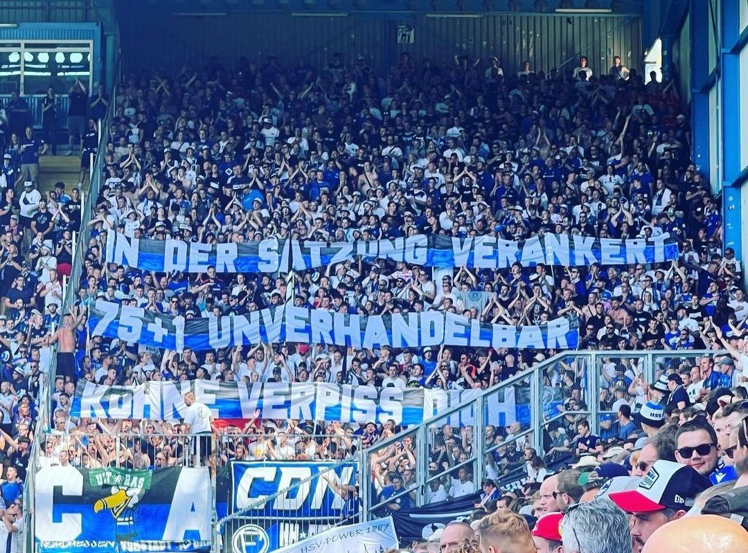matt_4d's tweet photo. 🇩🇪Pic1: “F*** off Kühne!”
#HSV fans yday insisting not only on #50plus1 member control but 75+1, as stated in the club’s statutes, after investor Klaus-Michel Kühne offered €120m in return for greater control.
🏴Pic2: Chelsea display for owner Todd Boehly.
📷 @MiguelDelaney https://t.co/RbHyXhIllf