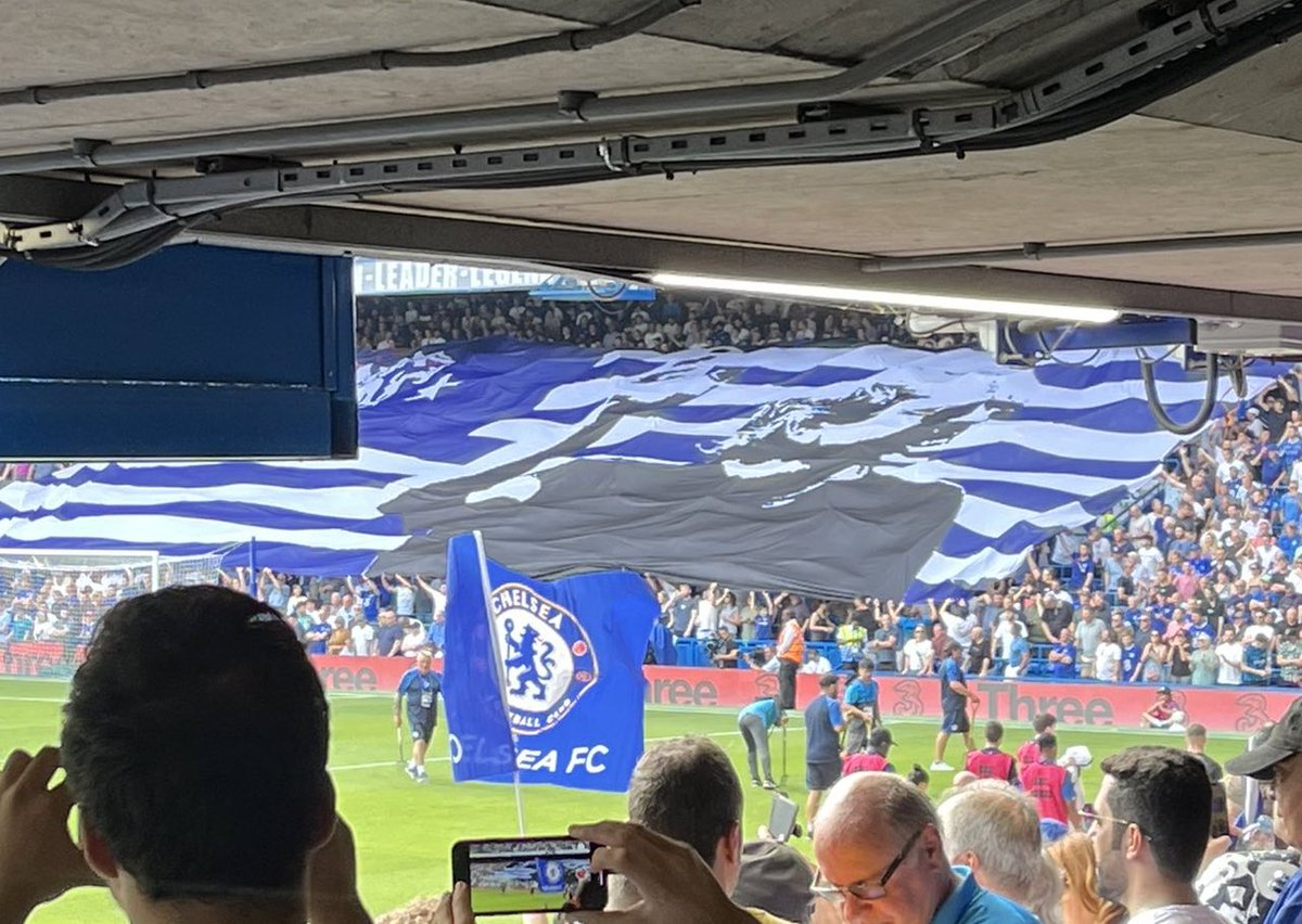 matt_4d's tweet photo. 🇩🇪Pic1: “F*** off Kühne!”
#HSV fans yday insisting not only on #50plus1 member control but 75+1, as stated in the club’s statutes, after investor Klaus-Michel Kühne offered €120m in return for greater control.
🏴Pic2: Chelsea display for owner Todd Boehly.
📷 @MiguelDelaney https://t.co/RbHyXhIllf