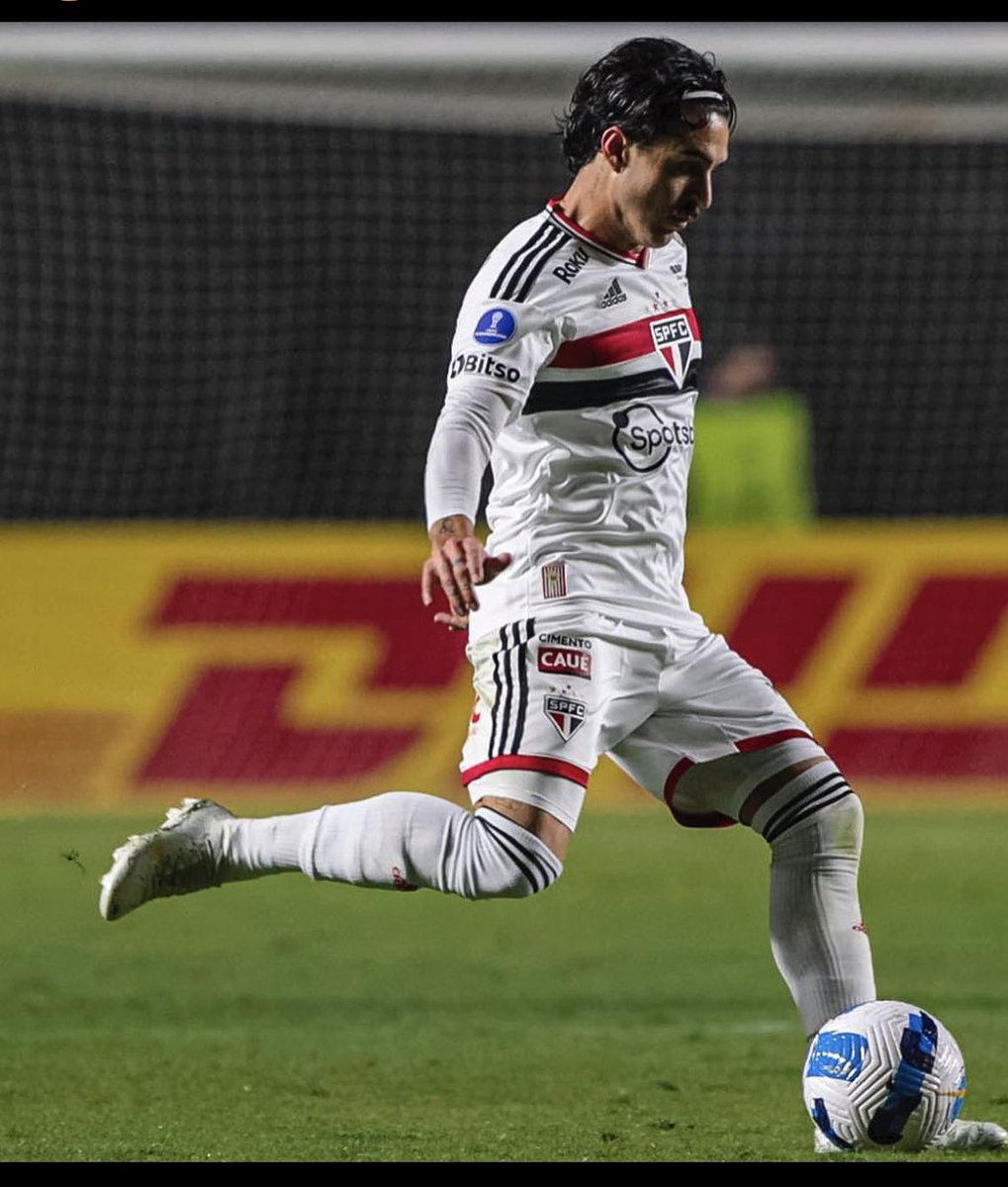 tchescodelong's tweet photo. Como joga esse #gabrielneves. Excelente 1 volante, toca e sai pra receber, sem dando opção de passe.
#spfc #brasileirao #gabi https://t.co/dieC1vDy77
