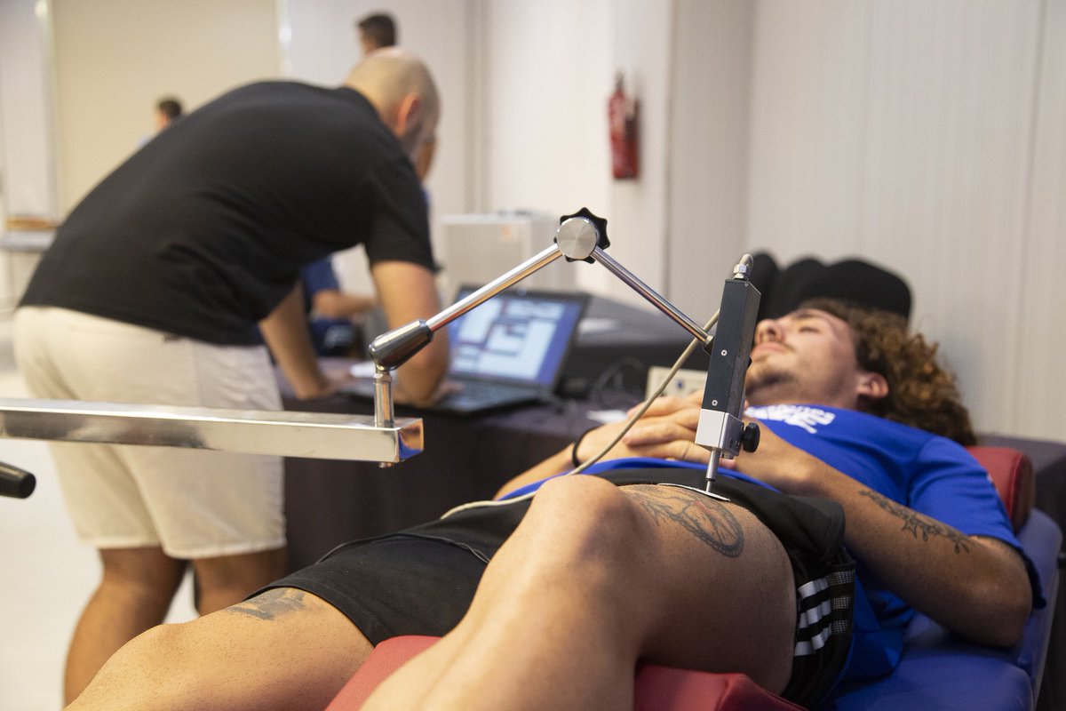 afefutbol's tweet photo. Tras el entrenamiento, y gracias a los profesionales de @IberianSportech, los futbolistas de #SesionesAFE XXIX han realizado pruebas de medición de fuerza y tensiomiografía (TMG) para evaluar el tono muscular, principalmente de los aductores, cuádriceps e isquiotibiales. 💪🏻🚀⚽️ https://t.co/Xsn3xmCV2W