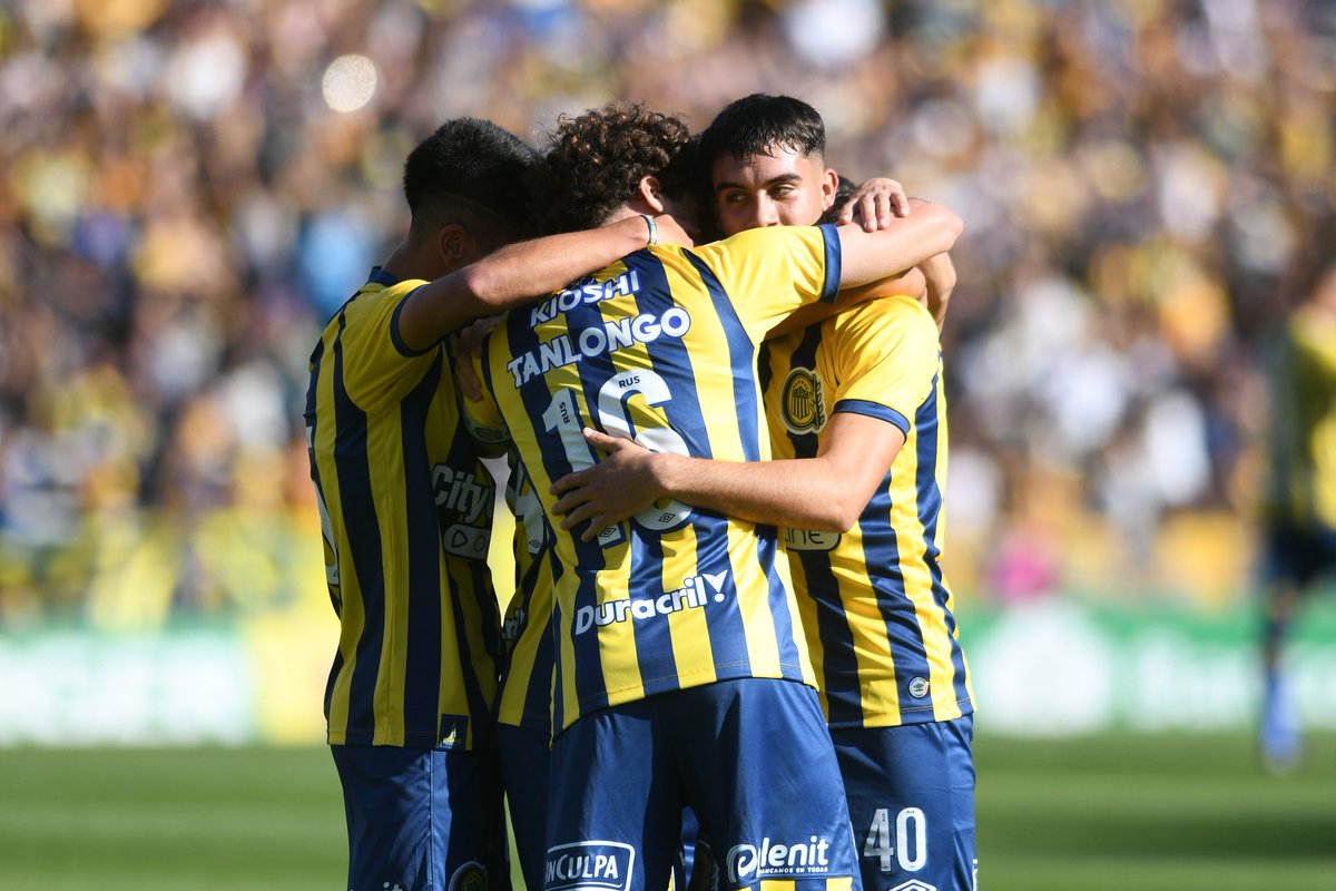#Apostillas | 🏟️😁 ¡Pibes Gigantes!

#RosarioCentral tuvo en cancha entre titulares y suplentes a 8 jugadores de 21 años o menos: 

Tanlongo (19)
Cerrudo (18)
Ortíz (21)
Buonanotte (17)
Frías (20)
Oviedo (18)
Infantino (19)
Veliz (18)

#VamosLosPibes 💪🏼🇺🇦
