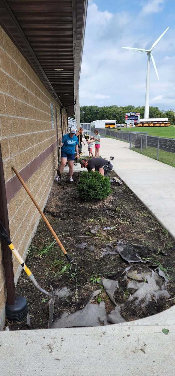 nagrom616's tweet photo. Shenandoah Youth Football helped with improving the landscaping around the football field entrance and concession stand.
Thanks to everyone that came out to help! https://t.co/fVjxhHCR8P