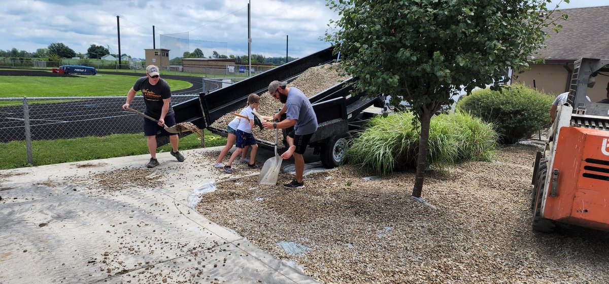 nagrom616's tweet photo. Shenandoah Youth Football helped with improving the landscaping around the football field entrance and concession stand.
Thanks to everyone that came out to help! https://t.co/fVjxhHCR8P