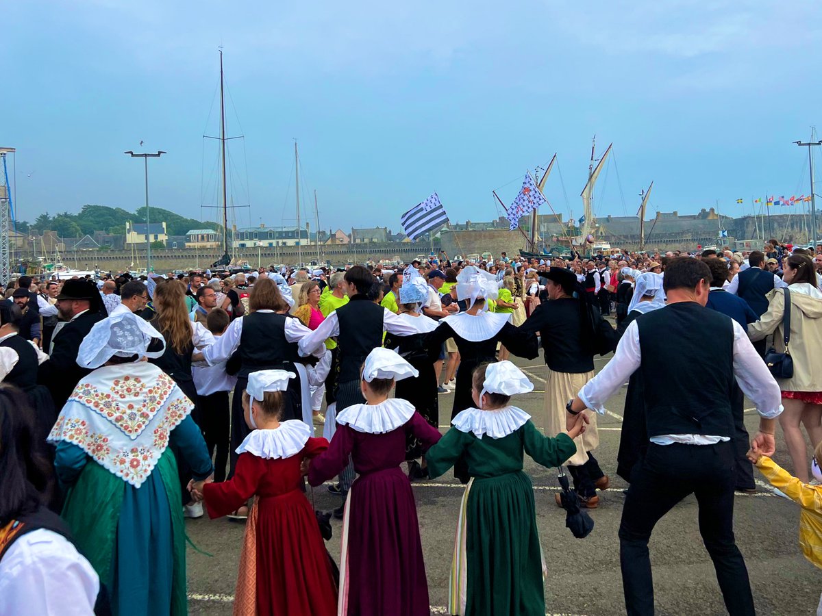 beuzec's tweet photo. Le triomphe des sonneurs💙🥳 #FiletsBleus la 100e @villeconcarneau #CultureBzh 🌦 https://t.co/km12RCIAyn