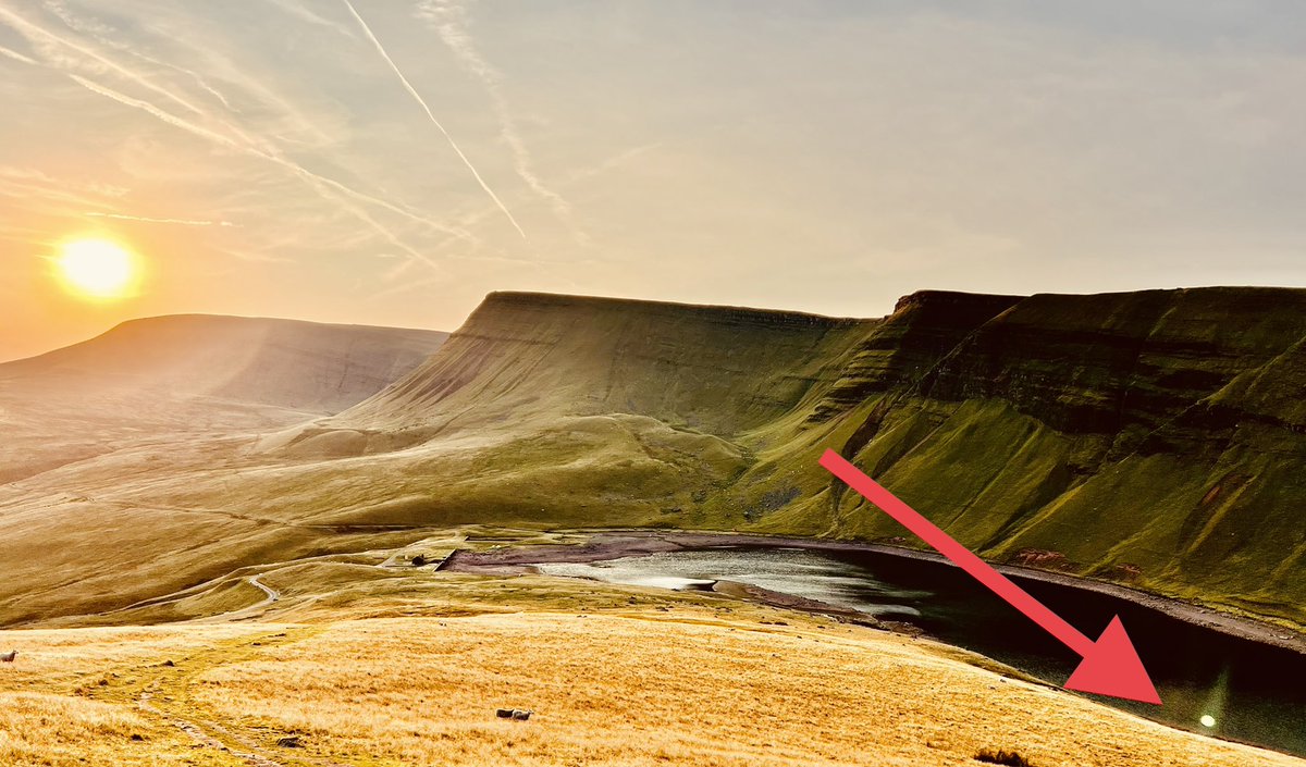 KCharlesIX's tweet photo. @PeterMa88010875 @BreconBeaconsNP @Brecon_News @NTBreconbeacons There’s other photos too, would you say they are doing the same? https://t.co/Bmi93NqMbo