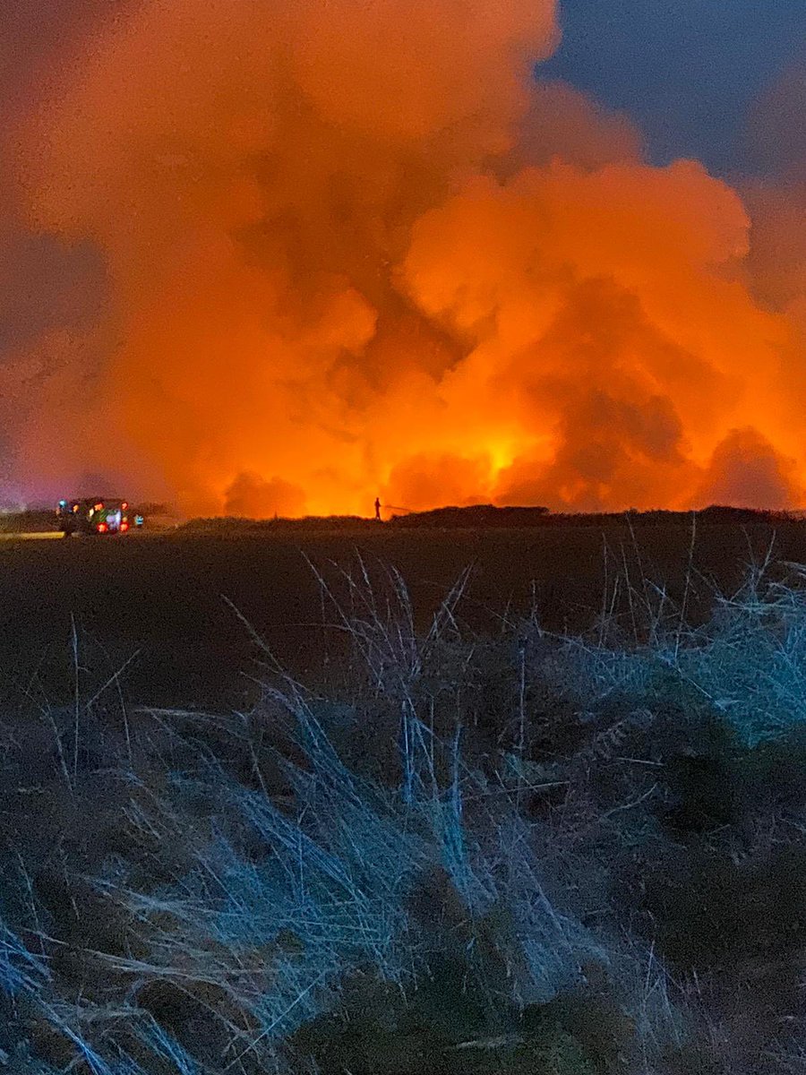 LlandodFire's tweet photo. Night-fall over Newgale… still a nice orange glow🔥
Could be a long night, long way from home..! #oncall @mawwfire @partymarty740 https://t.co/BNqllkbD3J