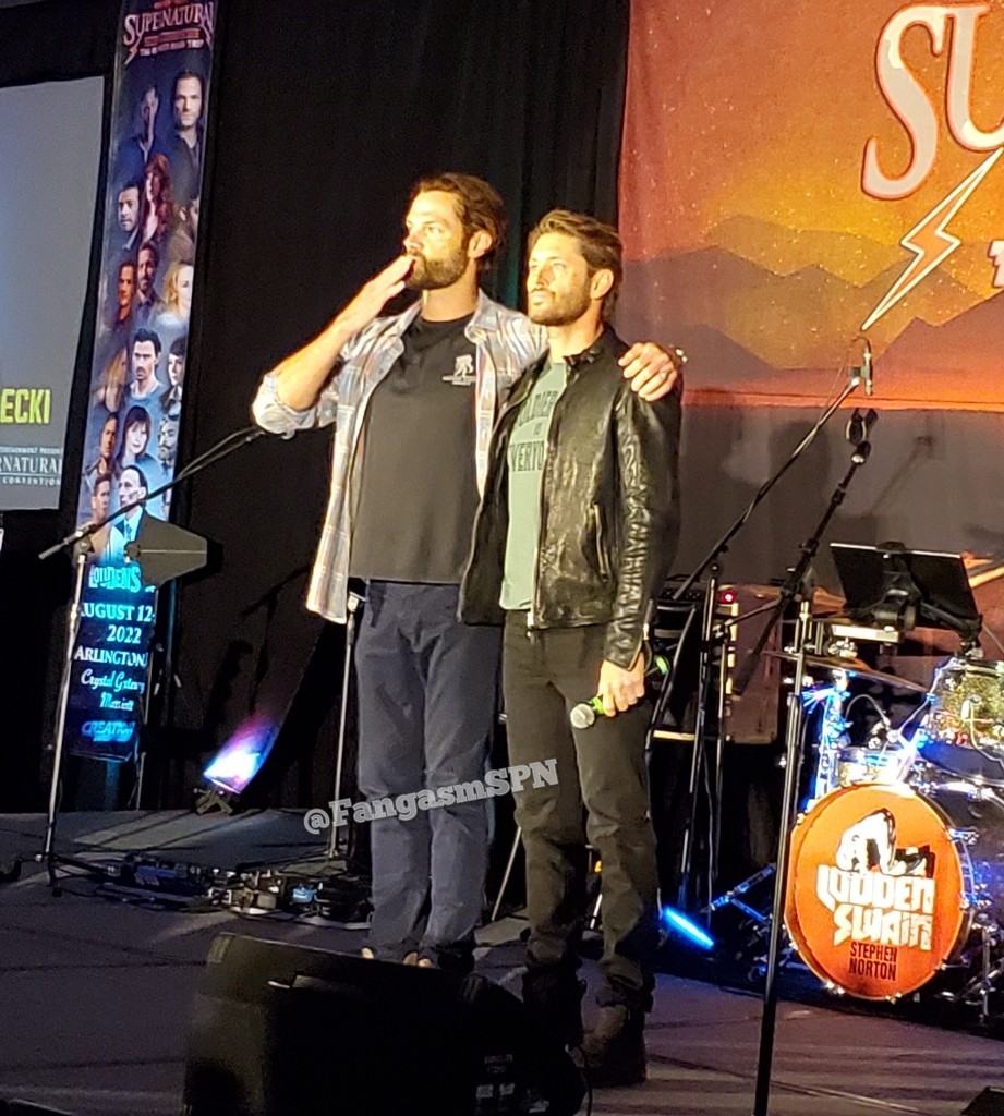 FangasmSPN's tweet photo. .@jarpad and @JensenAckles thank the fans ❤️ #SPNDC https://t.co/KK5qbrT6mk