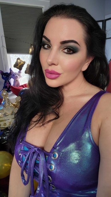 Live now!  I'm popping prize balloons and popping champagne. Come join me.  https://t.co/b5NTzFwFwz https://t