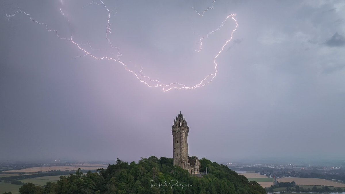 TheWallaceMon's tweet photo. Stormy scenes as tonight’s lightning illuminates the sky above Stirling’s iconic National Wallace Monument ⚡️⛈. Stay safe, folks 💙. 

Taken by @TheKiltedPhoto 📸. #VisitScotland @VisitScotland https://t.co/XgLn3evCb1