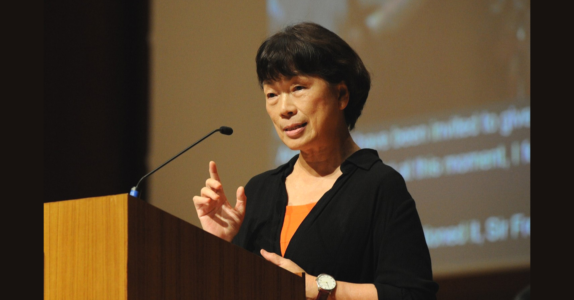 如果说，民主政府的效率低，是的，那是因为政府必须停下脚步来听人民说话，很费时间。可是，你要一个肯花时间来听你说话的政府呢，还是一个招呼都不打就可以从你身上快速碾过的政府呢？

——龙应台