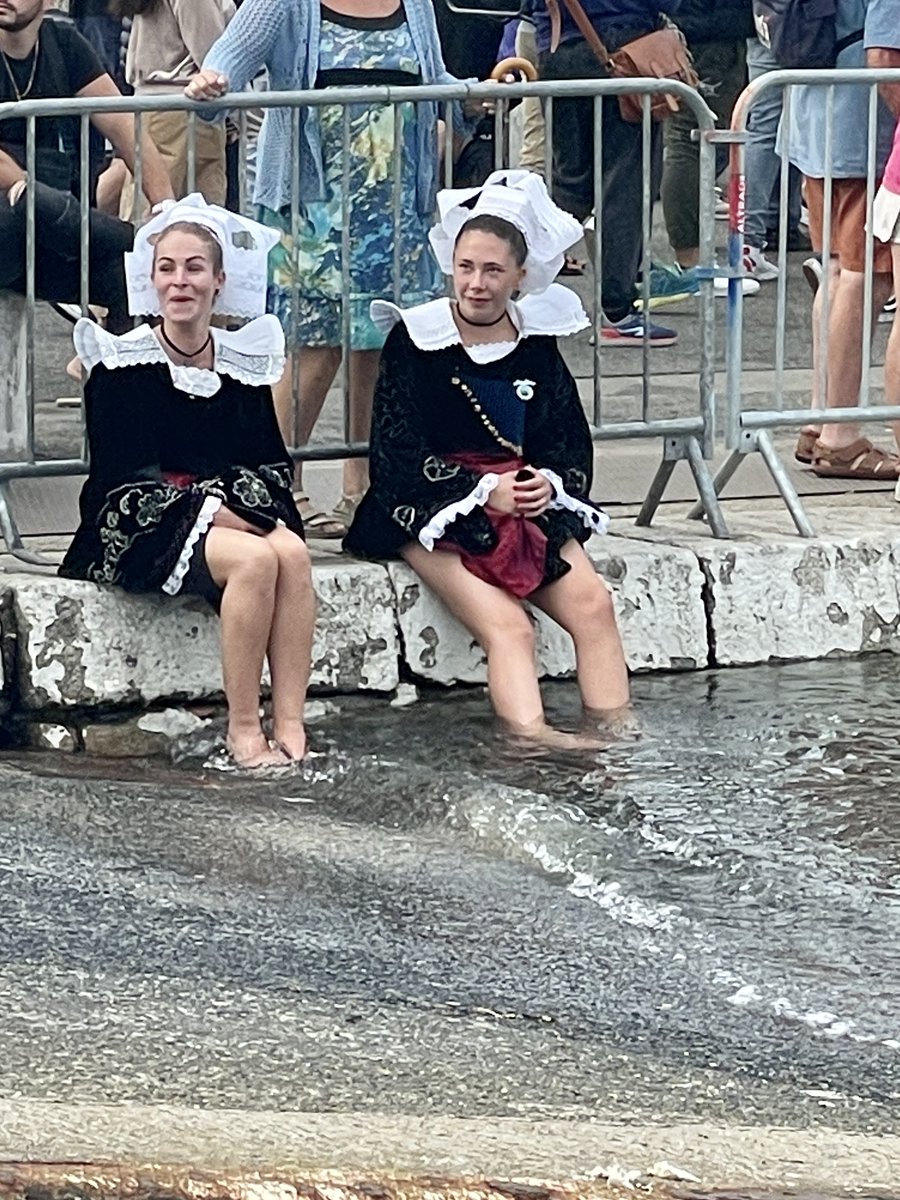 Menfall's tweet photo. Quand tu as défilé, dansé et triomphé, tu mérites bien ça ;-) #Concarneau #Bretagne #FiletsBleus https://t.co/JRJLHERK10