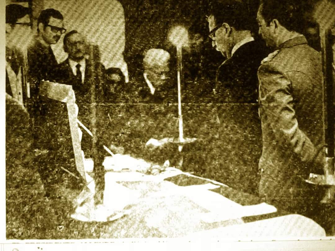 El Chicho, en la sede de la CUT, despidiéndose de Luciano Cruz Aguayo, el más importante líder de masas que tuvo el MIR. Hoy, 14 de agosto, se cumplen 51 años de su tremenda pérdida. 

<a href="/BibliotecaSAG/">Biblioteca Virtual Salvador Allende Gossens</a>