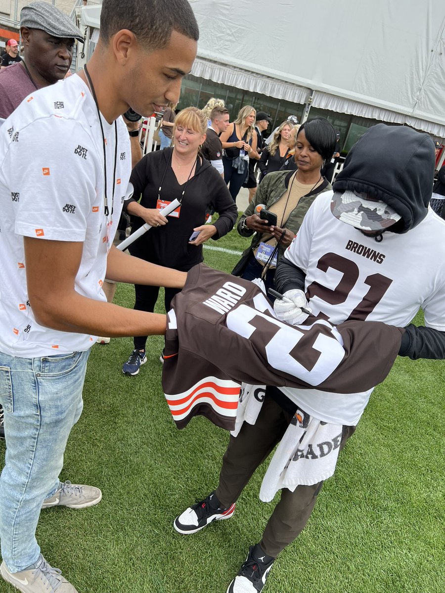 MTKYN_'s tweet photo. We were honored to host this hero out at @Browns practice with @denzelward today! #HeartHero https://t.co/Dy4gWzQiTH