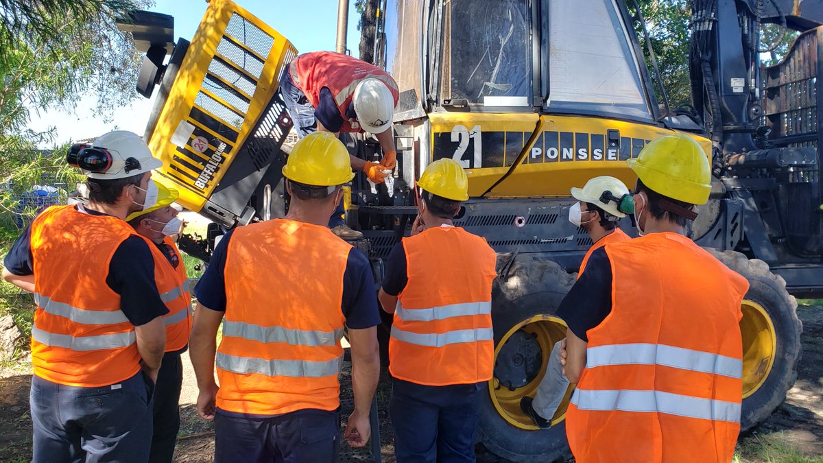 Mujeres avanzan en Sector Forestal ante convocatoria del <a href="/MGAPUruguay/">MGAP</a> e <a href="/INEFOPoficial/">INEFOP</a>. Primeras 20  seleccionadas -entre 900 insciptas-  para capacitarse  en Cosecha Forestal: tecnología Gabor, Forwarder y Harvester. Gracias <a href="/spforestales/">Sociedad de Productores Forestales</a> por estar presentes sábado en Tacuarembó