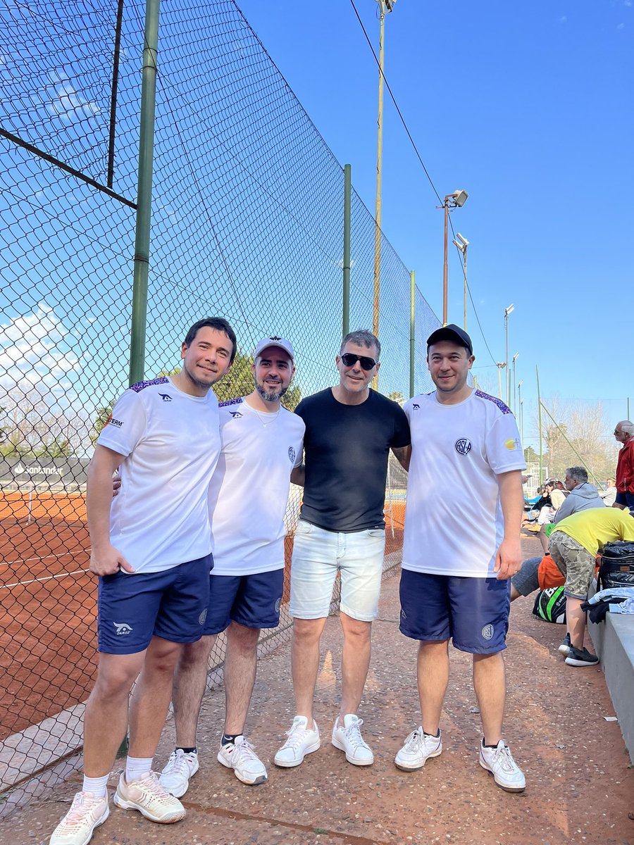 diegolopa's tweet photo. Acompañando a los chicos de @TenisCASLA +25 en la competencia de interclubes 
#SanLorenzo 💙❤️💙 https://t.co/j1jvZKlsph