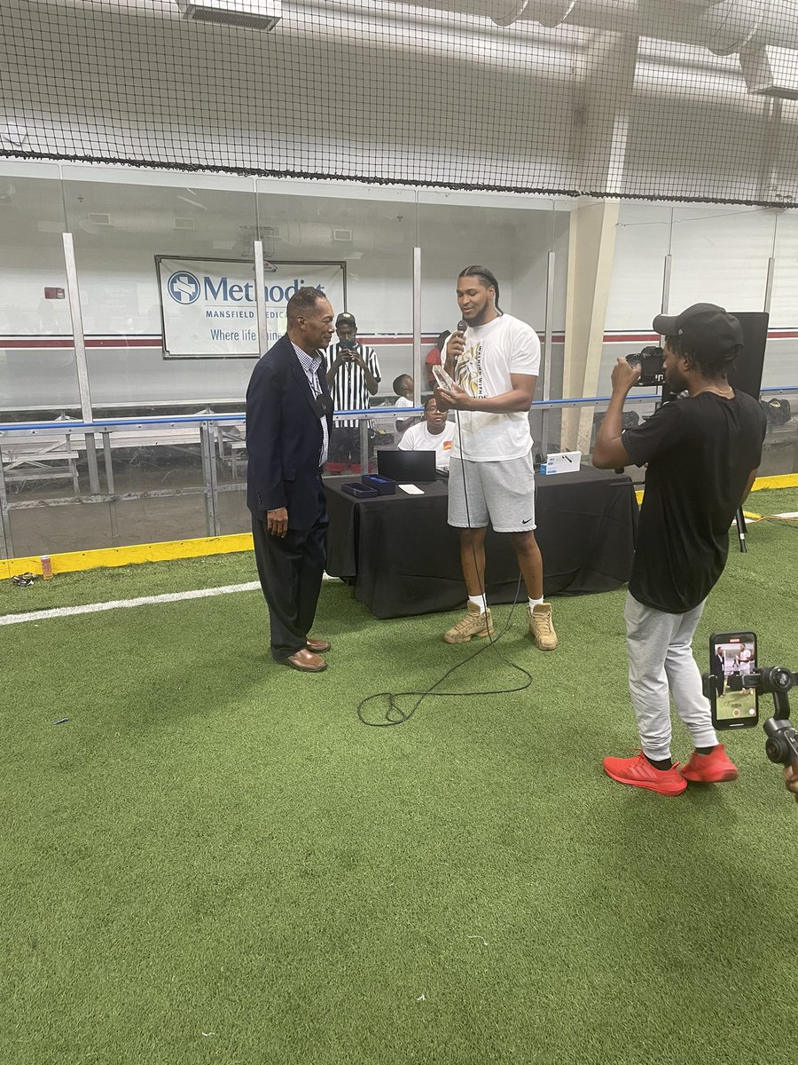 Today my dad was honored by “Walking With Legends”. I truly appreciate everyone coming out.

Thank You Tyler Jefferson for hosting the event and giving my dad his 💐 while he’s here on 🌎