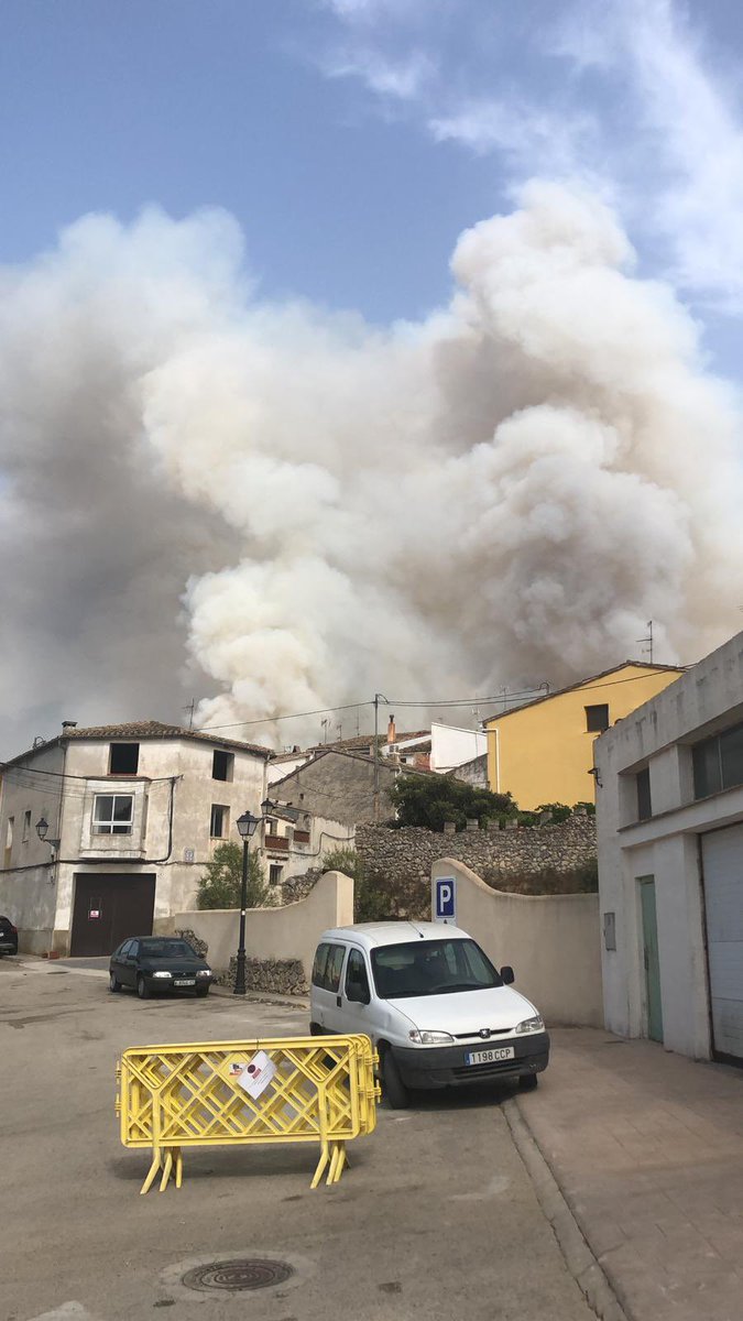 ismaelfageca's tweet photo. Mirant la muntanya, pendents dl’evolució de les flames, s’apropen a Fageca. 
En comunicació amb @GVA112 i @dipuAlicante continuem amb el cor trencat i esperança de que tot passe!💔
Acollim a varies persones d’Alcalà de la Jovada i hem brindat tot el nostre suport al seu alcalde. https://t.co/loYwlf9zkT