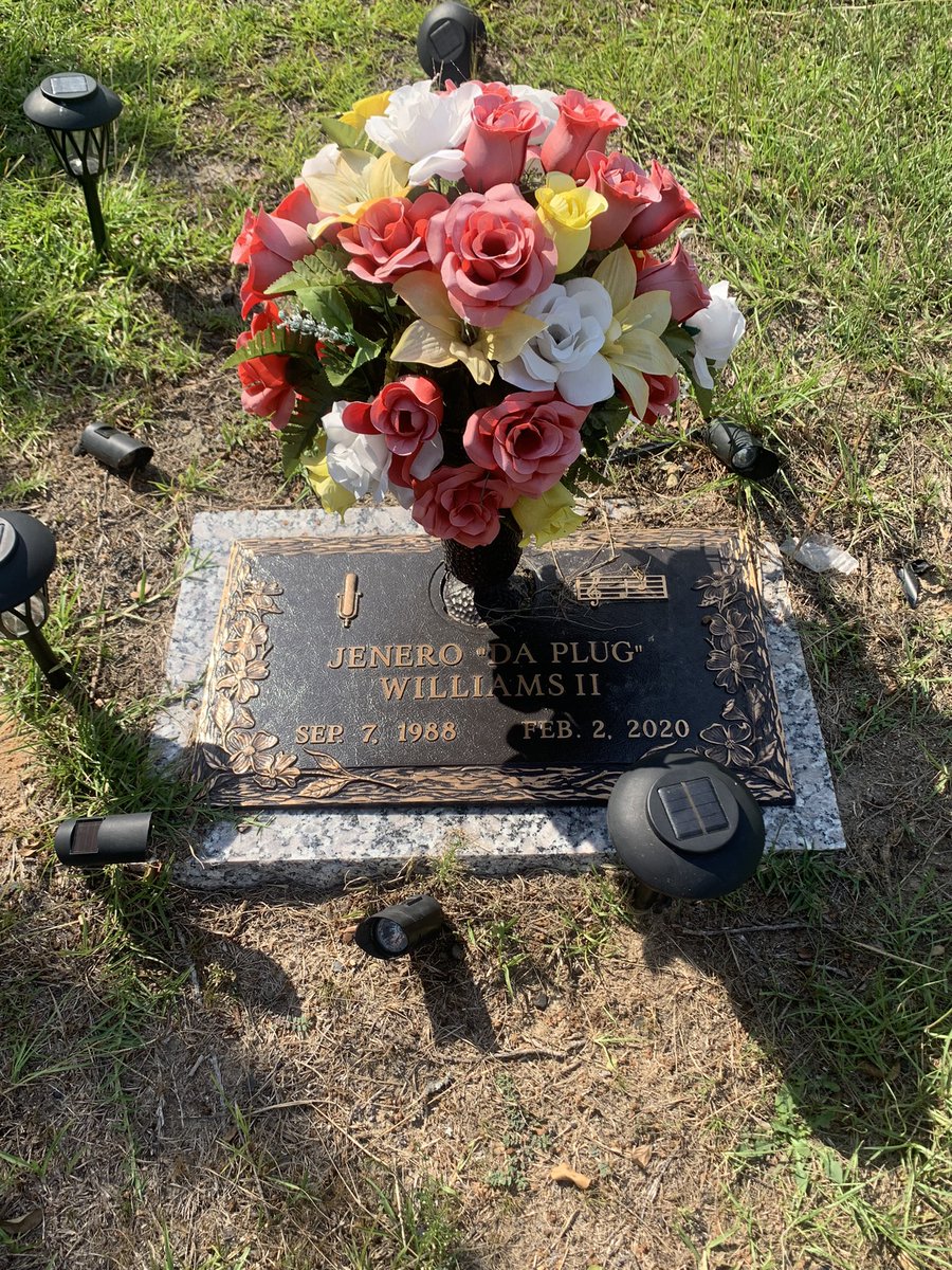 DajonTee's tweet photo. Stopped by to tell my right hand man about the newest accomplishments the gang has made. I know he’s proud of me more than anyone I can think of. This shit FOREVER! 🤞🏾 #LLPlug https://t.co/nNWkirJj6J