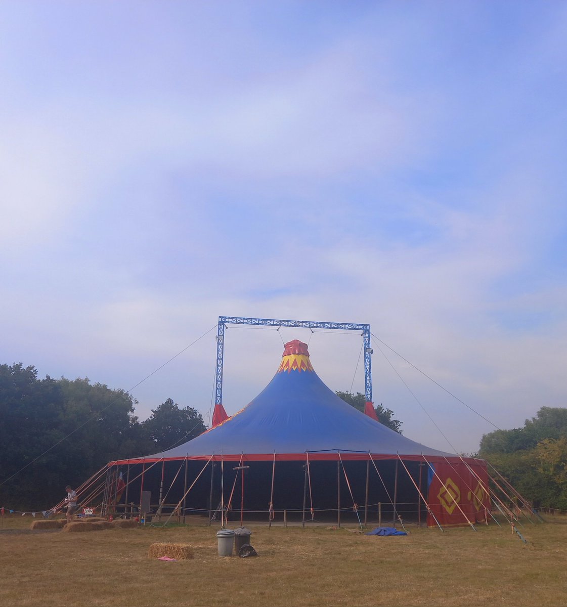 allenwattsactor's tweet photo. The big top is looking fabulous under a summer sky and ready for our lovely audience, all the best to my fellow performers  @ActingMoon @Knockhatch #CIRCUS #ringmaster #actorslife #SummerVibes https://t.co/eQRR8EMks2