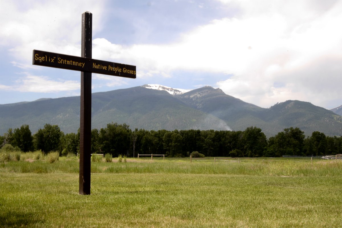 LandgrabPod's tweet photo. Along the back the graveyard, under the watchful eye of the Bitterroot Mountains, a cross and communal headstone have been placed by the CSKT. https://t.co/Z6NRUlWNdN