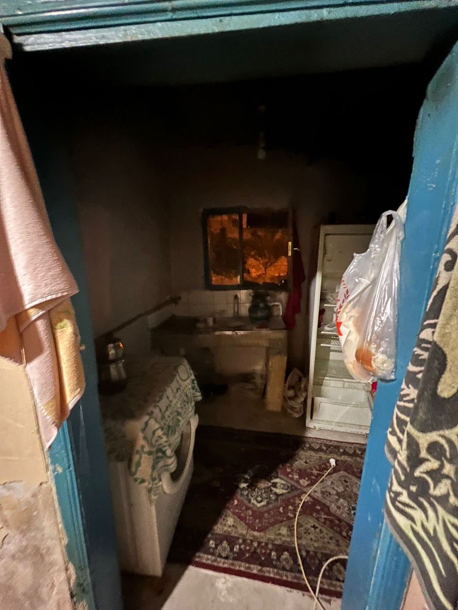 XeniaDexterity's tweet photo. 1. Maltepe Gülsuyu’nda 72 yaşında bir Metin amcamız var. bir hayli zor durumda.yaşadığı ev çok kötü olduğu için ev sahibi makul bir kira alıyor fakat kendisini de çıkarmak istiyor. ev sahibinin çıkarması korkusu ile eve hiç bir tadilat yaptıramıyoruz.@haluklevent @ahbap_istanbul https://t.co/NGMBITHMs2