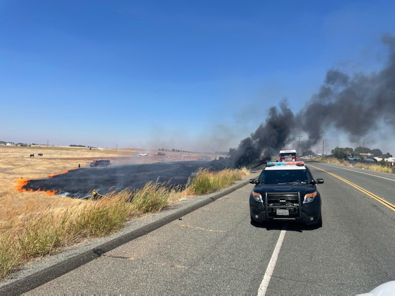 #LarkinFire (Final) Units have contained the fire to 1.35 acres. One lane on Larkin Road is blocked by emergency vehicles. Firefighters will remain committed for approximately 30 minutes. The pictures show the fire now and when units first arrived at scene. #BeReadyButte