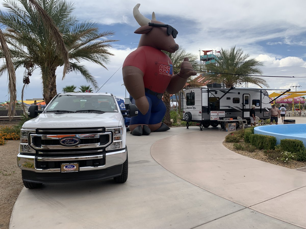 🌊🤠 We've been having a blast at #CountryintheCove so far, and we hope you are too! Incredible music, free prizes, fun rides, and the F-150 Lightning in person! ⚡🎸🏖️
