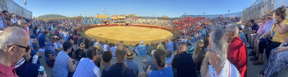 Cenicientos, la capital de la Fiesta roja, la brava, la de verdad. Los taurofachas andan por Málaga. Otro año más, nuestro Comité Central está presente.