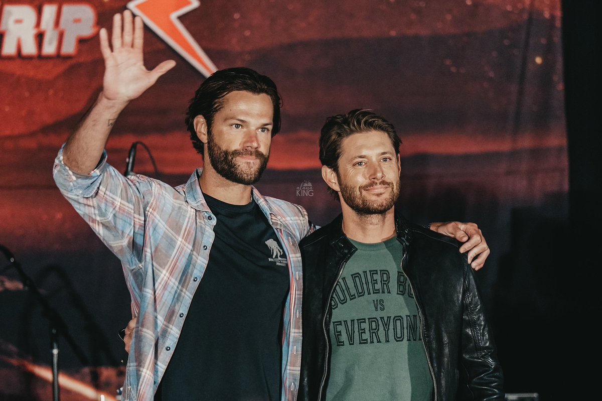_AlanaKing_'s tweet photo. Jared and Jensen, Supernatural DC Main Panel 2022 #SPNDC https://t.co/F0cyQkJJFl
