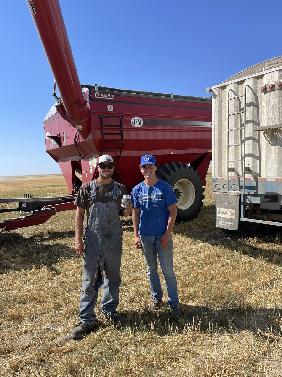 .@Blumer_seeds just finishing up some CDC Copeland #barley close to where we r combining. Thought I better deliver some cold <a href="/9MileLegacy/">9 Mile Legacy Brewing</a> Fancy CDC Fraser🍺 to <a href="/blooms9/">Brad Blumer</a> on this hot #harvest22 day. Us trucker bitches gotta stick together! #286