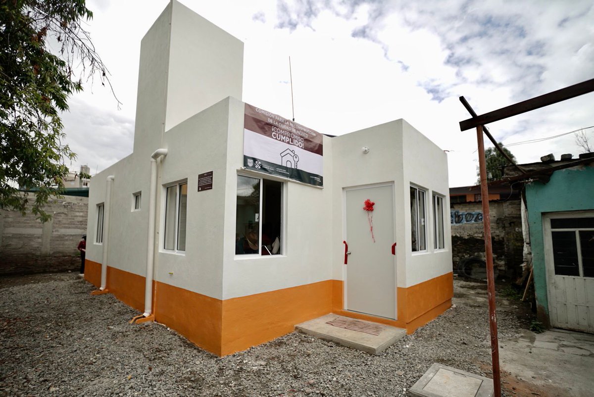 Hoy, la Comisionada <a href="/jabnelym/">Jabnely Maldonado</a> encabezó una reunión con más de 103 familias de #Xochimilco e informó el proceso de reconstrucción con asesoría técnica para sus hogares, al finalizar, ¡entregó viviendas a 6 familias!

#LaReconstrucciónAvanza
#Cumplimos 🏡