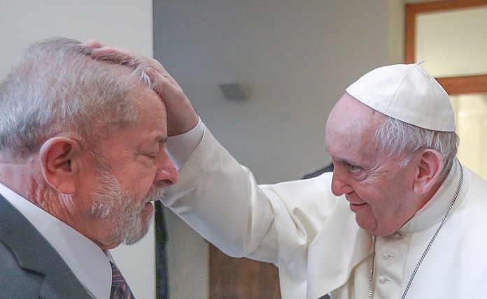 Euclideslima8's tweet image. O Papa abençoando o futuro presidente do Brasil!!!
#LULADay