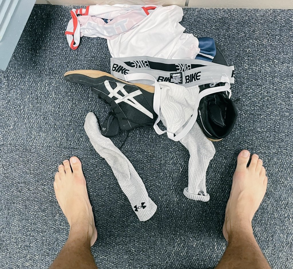 ARCHXKINGS's tweet photo. ㅤㅤ

ㅤㅤ    su primer partido fue un éxito, no recordaba lo apretado y caliente que terminaba su uniforme después del esfuerzo.

ㅤㅤ https://t.co/UuGJmgzfTM