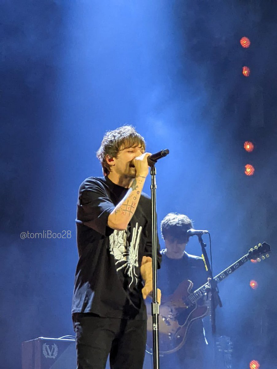 LouisStanBr's tweet photo. Louis hoje no palco do #LokerseFesteen. 

© tomliBoo28 https://t.co/Fvw5useWCO